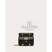 copy valentino canada yorkdale Online Exclusive Small Roman Stud The Shoulder Bag In Nappa With Chain for Woman in Black