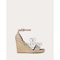 imitation valentino canada stores Double Rockstud Grainy Calfskin Wedge Sandal 95 Mm for Woman in Poudre
