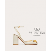 Knock off valentino canada store One Stud Pump In Patent Leather 90mm for Woman in Light Ivory