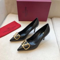 Valentino Garavani Vlogo Signature Pumps Lambskin Black Gold Hardware
