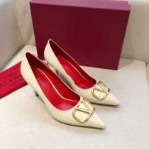 Valentino Garavani Vlogo Signature Pumps Lambskin White Gold Hardware